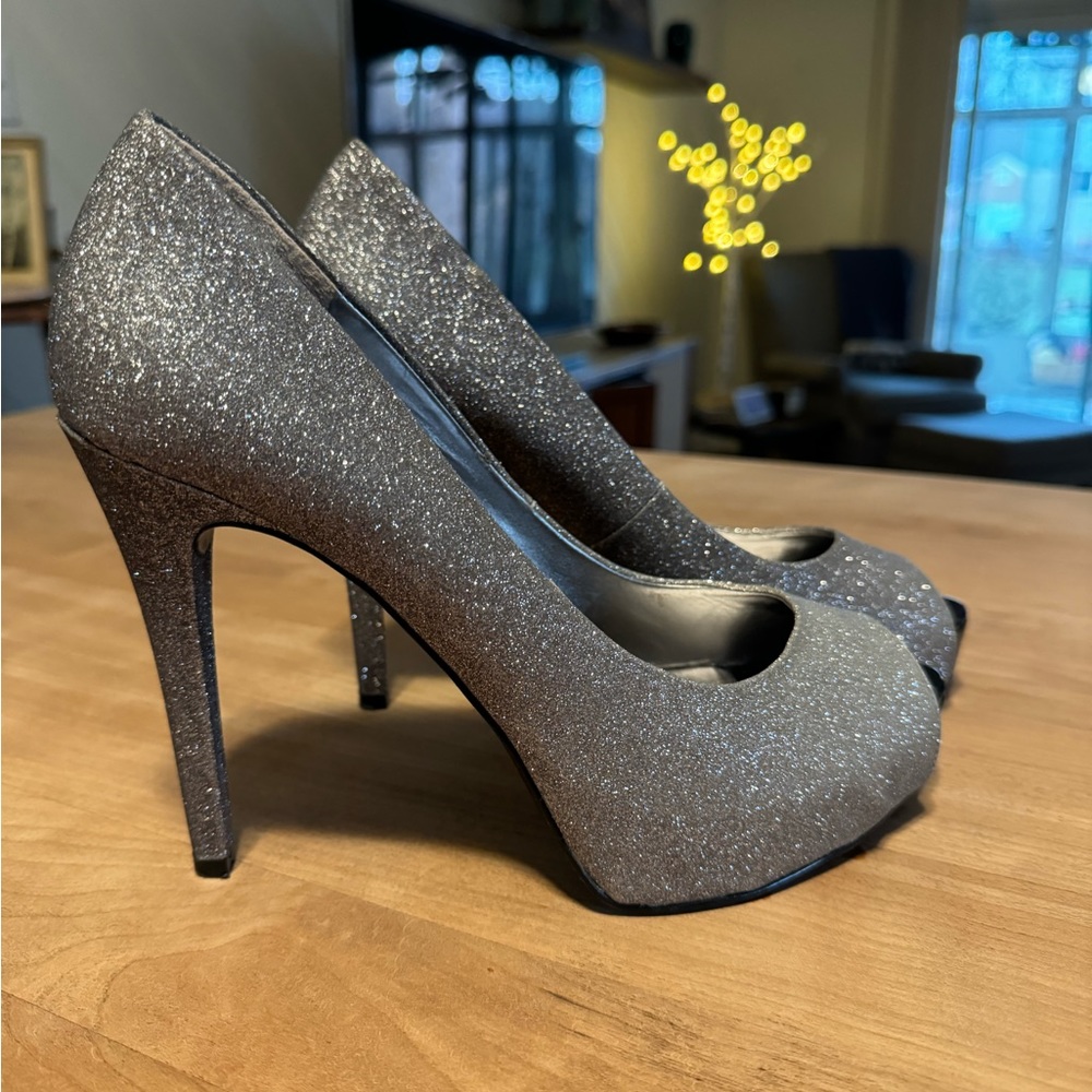 Stunning Guess stilettos size 10